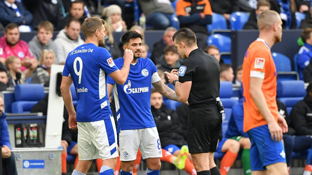 Danny Latza spielt für den FC Schalke 04 gegen den SV Darmstadt.