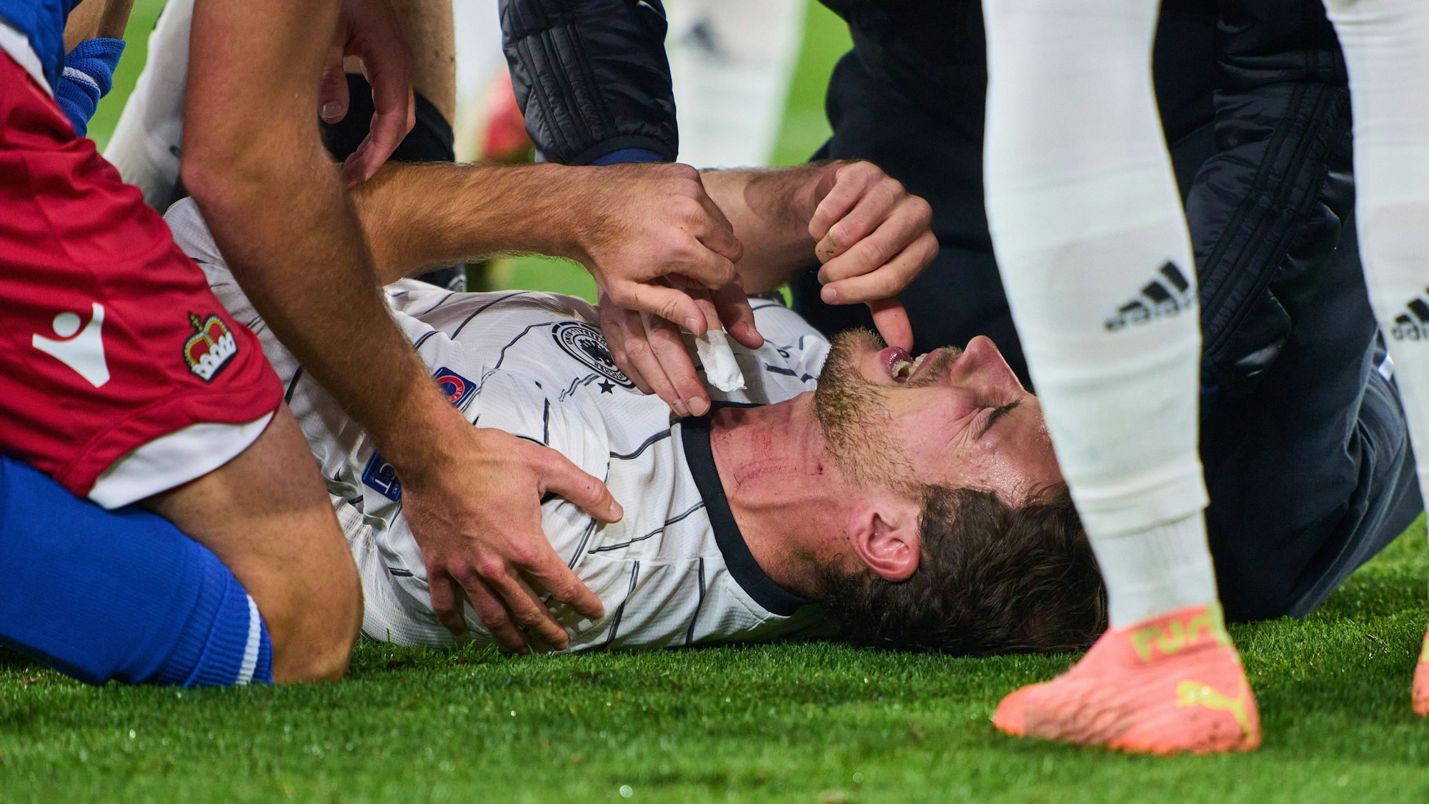 Leon Goretzka liegt nach dem Foulspiel am Boden.