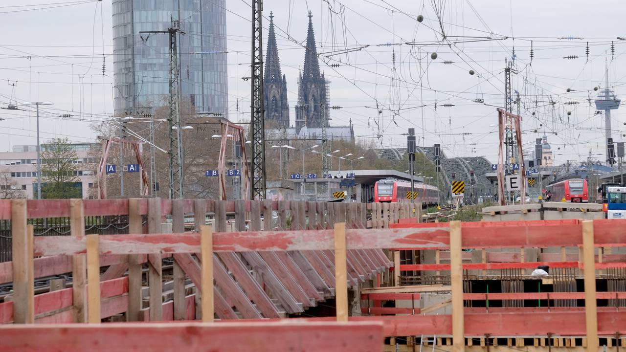 Zwei Züge stehen am Gleis: Bauarbeiten am Kölner Knotenpunkt in Deutz