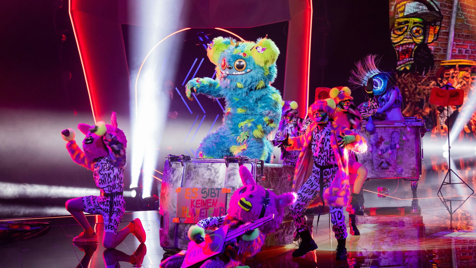 Mülli Müller steht in der „ProSieben“-Show„The Masked Singer“ auf der Bühne.