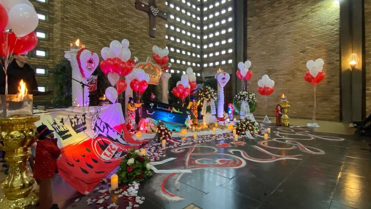Trauerzeremonie für Willi Herrens Vater Wilhelm in der Trauerhalle auf Melaten.