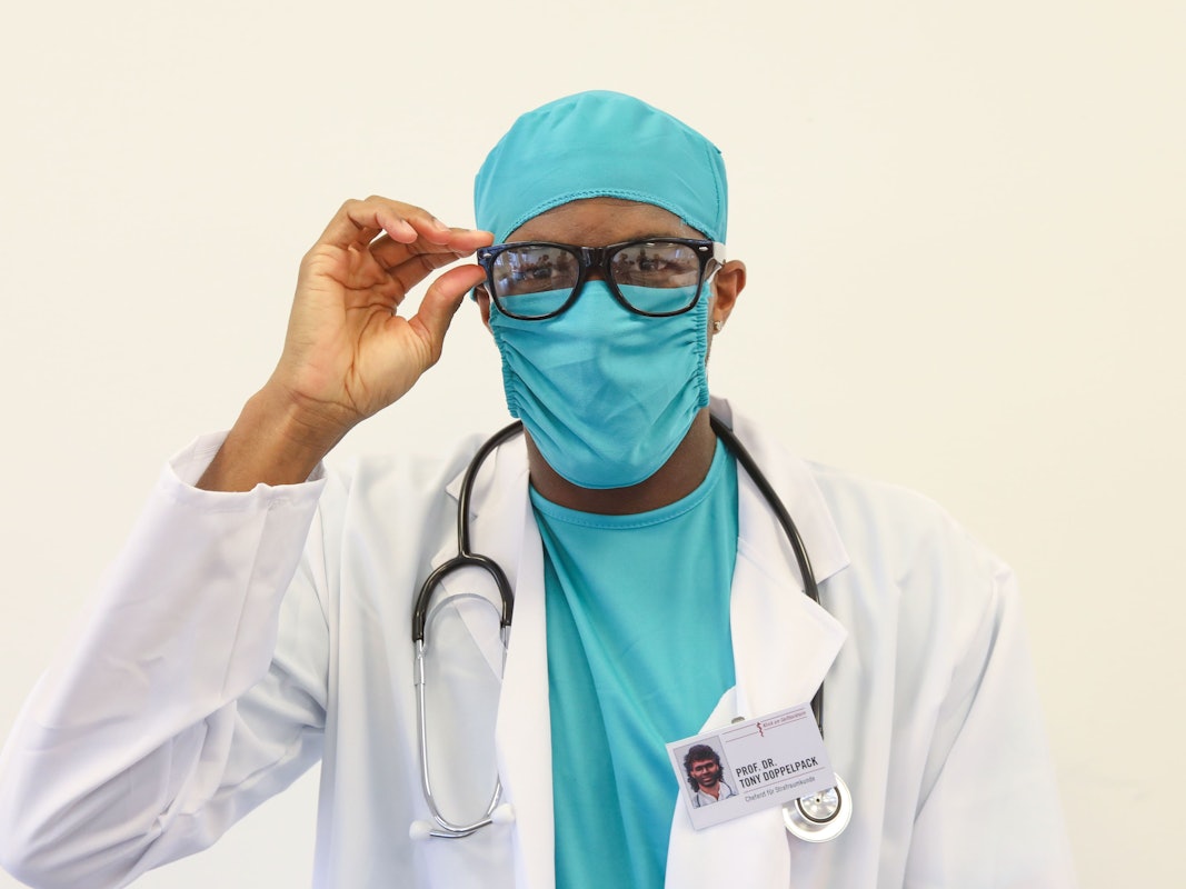 Anthony Modeste ist als Arzt verkleidet