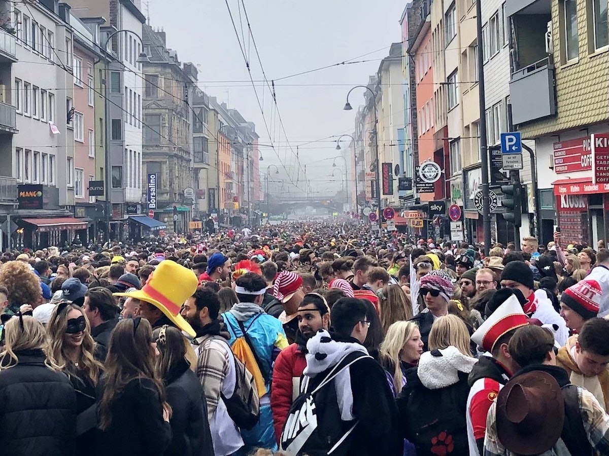 Die Zülpicher Straße ist am 11. November 2021 zum Karnevalsauftakt rappelvoll.