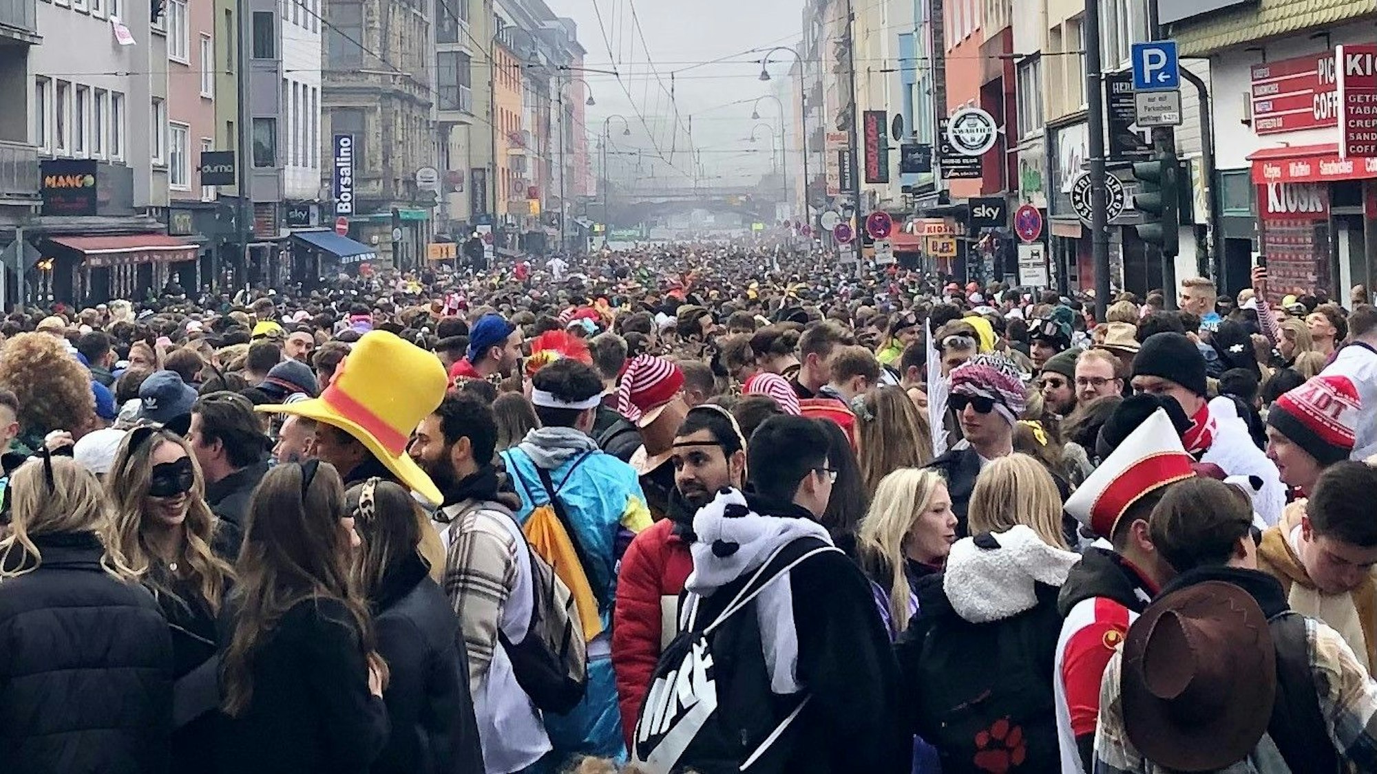Die Zülpicher Straße war am 11. November 2021 zum Karnevalsauftakt rappelvoll.