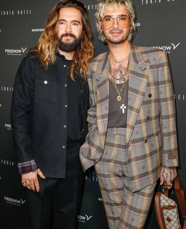 Tom Kaulitz (l) und Bruder Bill Kaulitz kommen zum Tokio Hotel-Event in Berlin. Am Freitag veröffentlicht Tokio Hotel die neue Single "Here comes The Night" und gleichzeitig wird das zusammen mit einer Award Verleihung groß in Berlin gefeiert.
