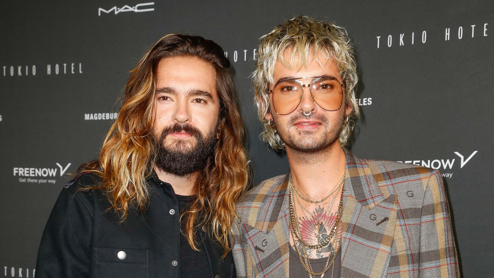 Tom Kaulitz (l) und Bruder Bill Kaulitz kommen zum Tokio Hotel-Event in Berlin. Am Freitag veröffentlicht Tokio Hotel die neue Single "Here comes The Night" und gleichzeitig wird das zusammen mit einer Award Verleihung groß in Berlin gefeiert.