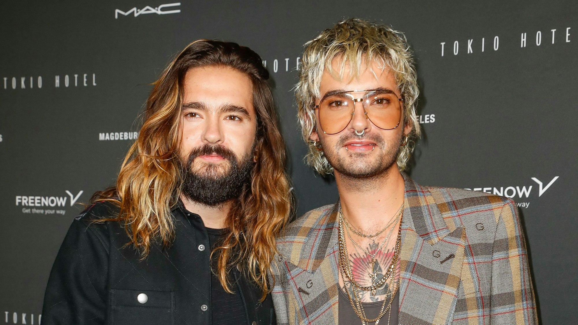 Tom Kaulitz (l) und Bruder Bill Kaulitz kommen zum Tokio Hotel-Event in Berlin. Am Freitag veröffentlicht Tokio Hotel die neue Single "Here comes The Night" und gleichzeitig wird das zusammen mit einer Award Verleihung groß in Berlin gefeiert.