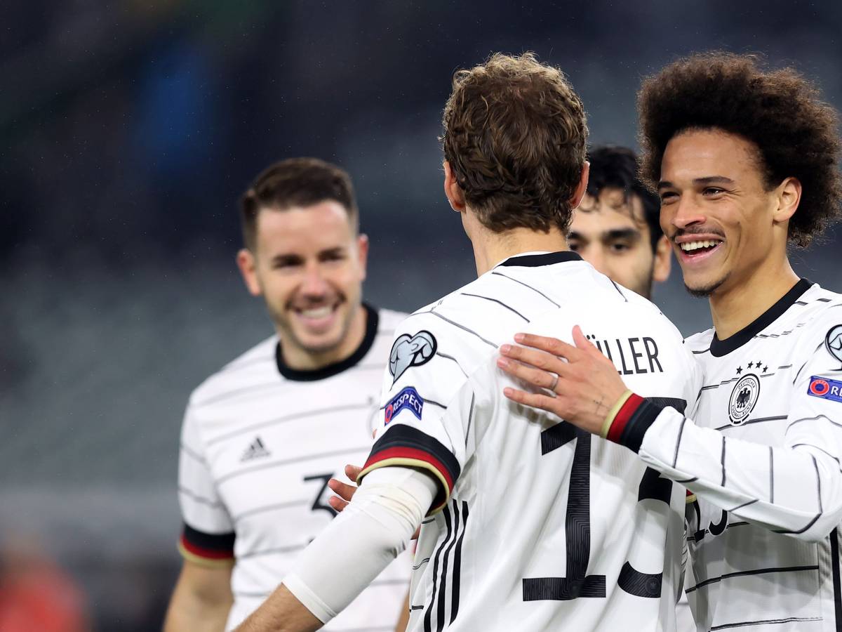 Leroy Sané feiert mit Thomas Müller ein Tor gegen Liechtenstein.