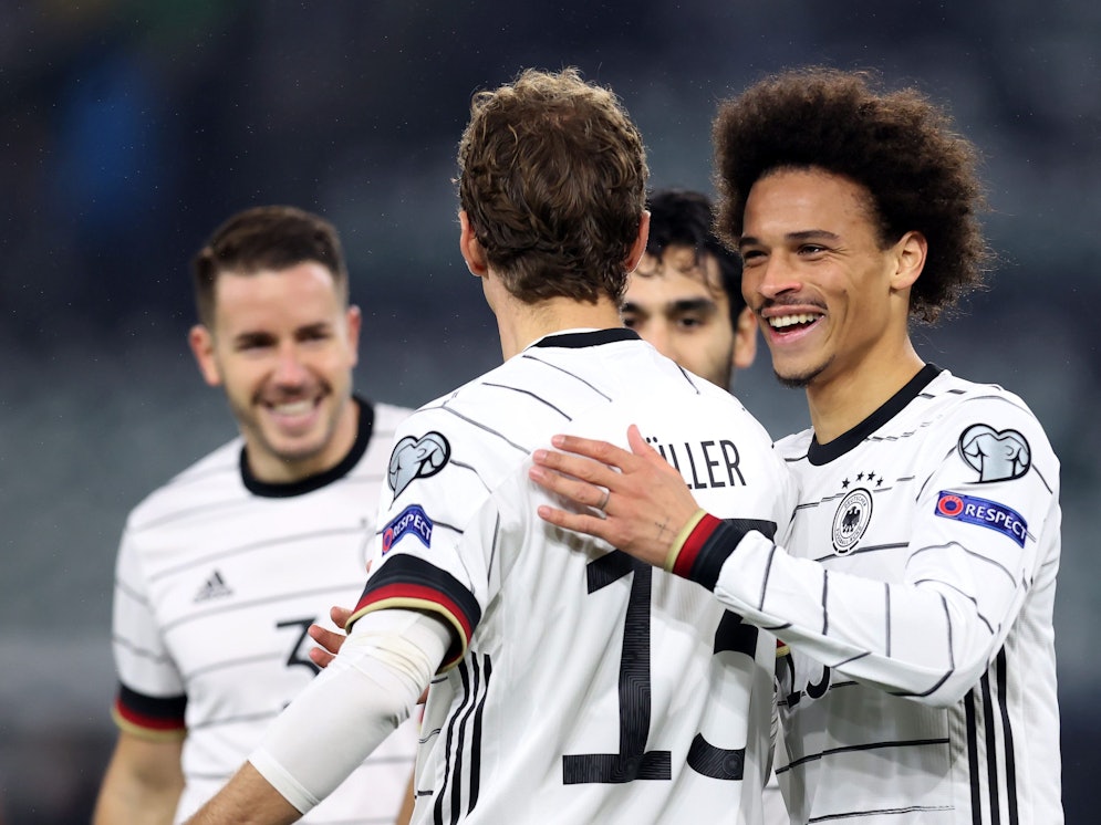 Leroy Sané feiert mit Thomas Müller ein Tor gegen Liechtenstein.