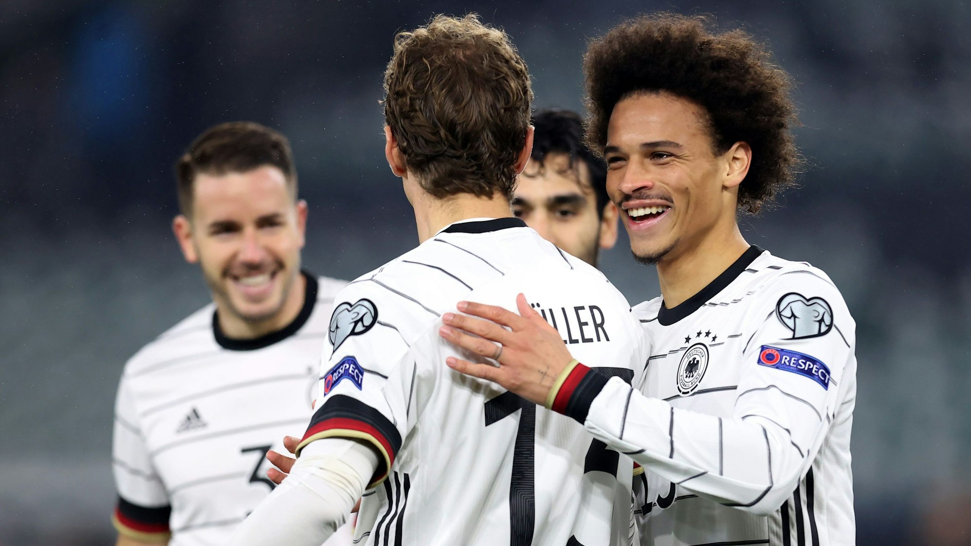 Leroy Sané feiert mit Thomas Müller ein Tor gegen Liechtenstein.