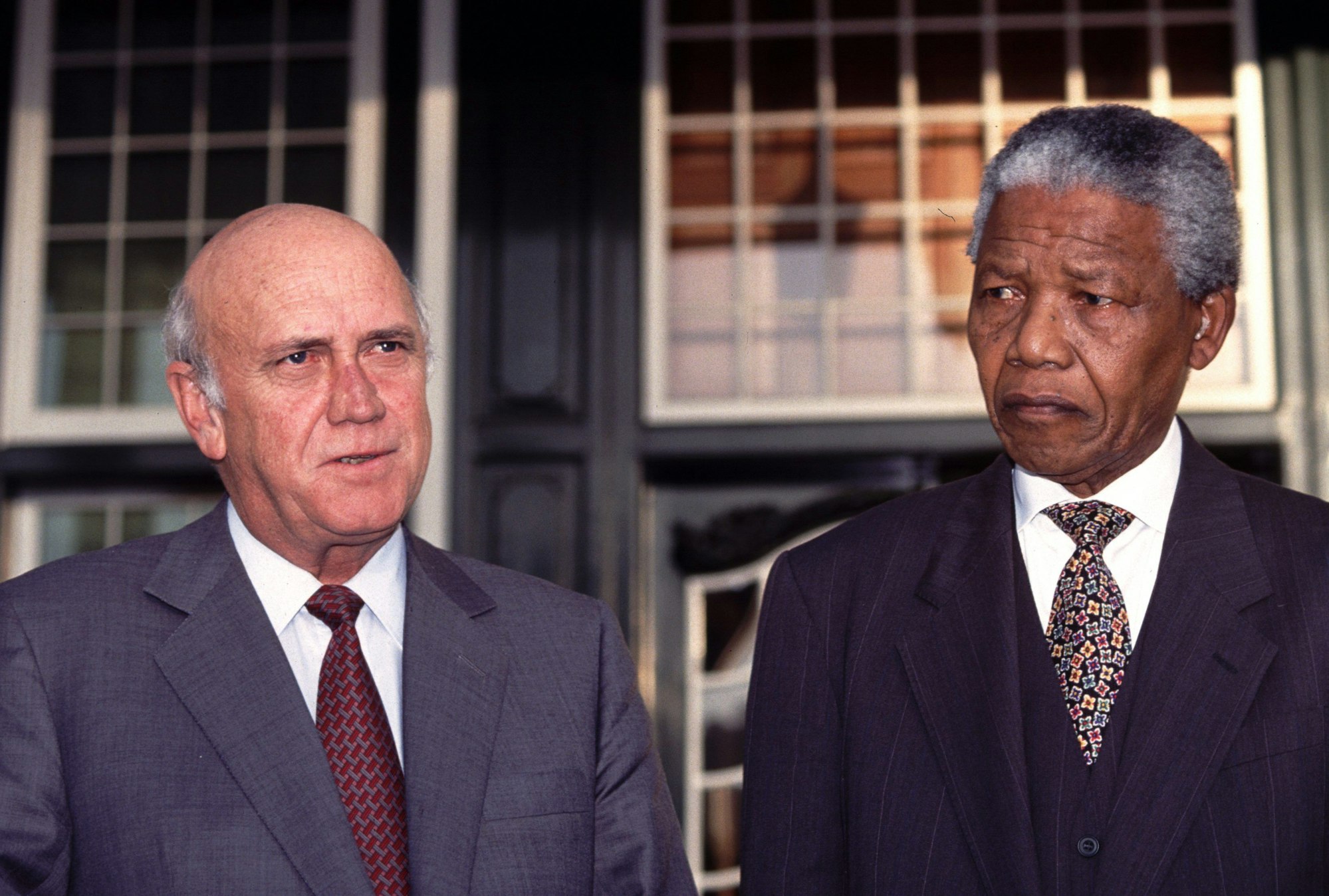Südafrikas ehemaliger Präsident de Klerk ist tot. Unser Bild wurde 1994 gemacht: Der zuvor neu gewählte südafrikanische Präsident Nelson Mandela (r) und sein Vorgänger, der stellvertretende Präsident Frederik Willem De Klerk, geben eine Pressekonferenz zum Beginn ihrer gemeinsamen Arbeit in der neuen Regierung