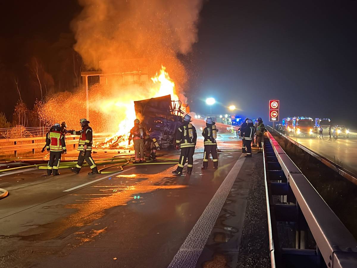 Ein Lkw-Fahrer ist auf der A12 nahe der Anschlussstelle Briesen (Landkreis Oder-Spree) bei dem schweren Unfall ums Leben gekommen: Wie die Polizei mitteilte, fuhr der Mann am Mittwoch in Fahrtrichtung Berlin aus bislang ungeklärter Ursache auf ein Stauende auf und schob zwei weitere Sattelschlepper aufeinander.