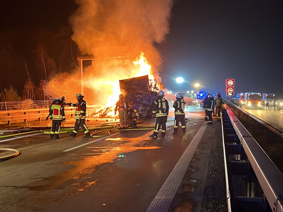Ein Lkw-Fahrer ist auf der A12 nahe der Anschlussstelle Briesen (Landkreis Oder-Spree) bei dem schweren Unfall ums Leben gekommen: Wie die Polizei mitteilte, fuhr der Mann am Mittwoch in Fahrtrichtung Berlin aus bislang ungeklärter Ursache auf ein Stauende auf und schob zwei weitere Sattelschlepper aufeinander.
