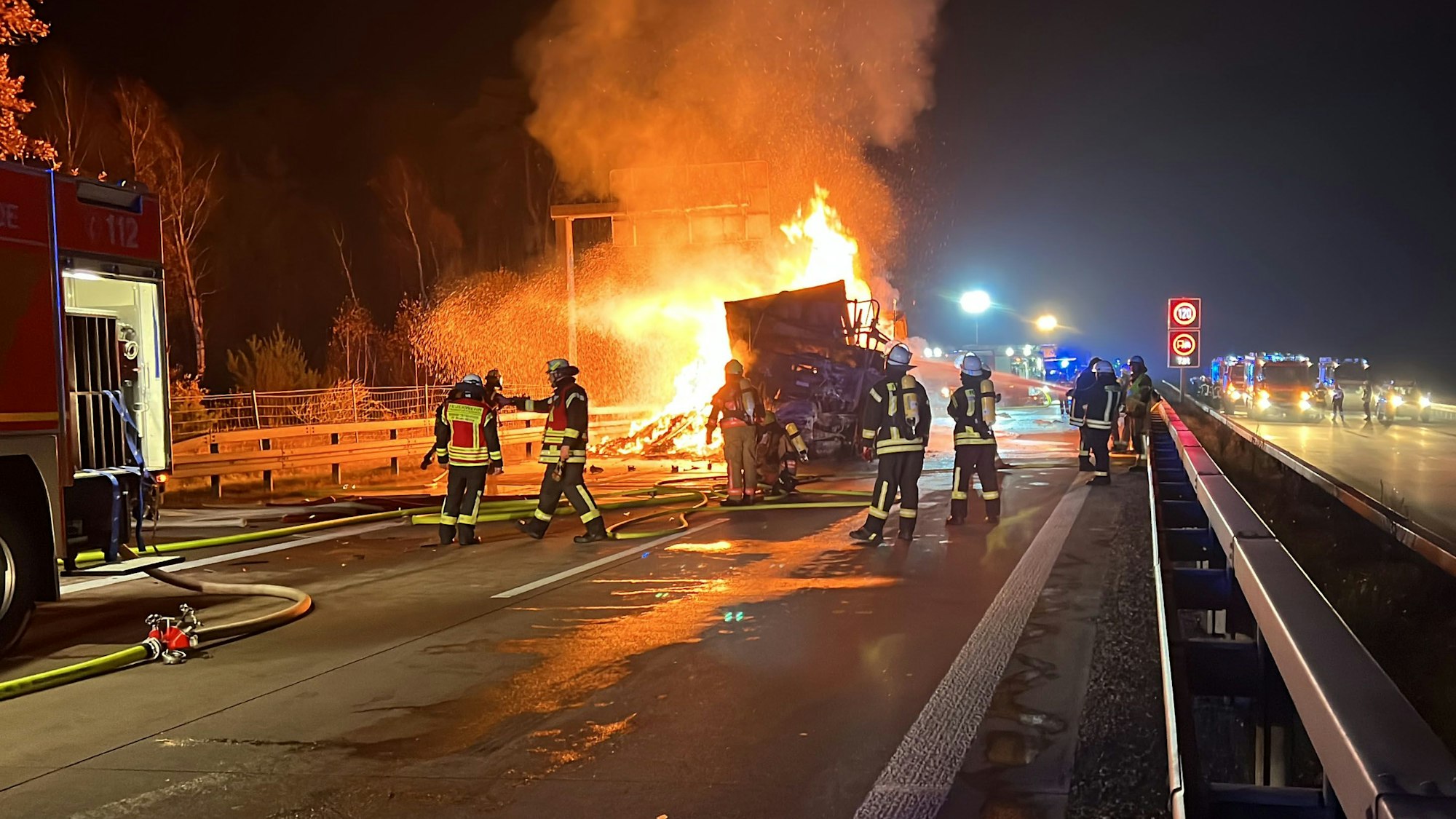 Ein Lkw-Fahrer ist auf der A12 nahe der Anschlussstelle Briesen (Landkreis Oder-Spree) bei dem schweren Unfall ums Leben gekommen: Wie die Polizei mitteilte, fuhr der Mann am Mittwoch in Fahrtrichtung Berlin aus bislang ungeklärter Ursache auf ein Stauende auf und schob zwei weitere Sattelschlepper aufeinander.