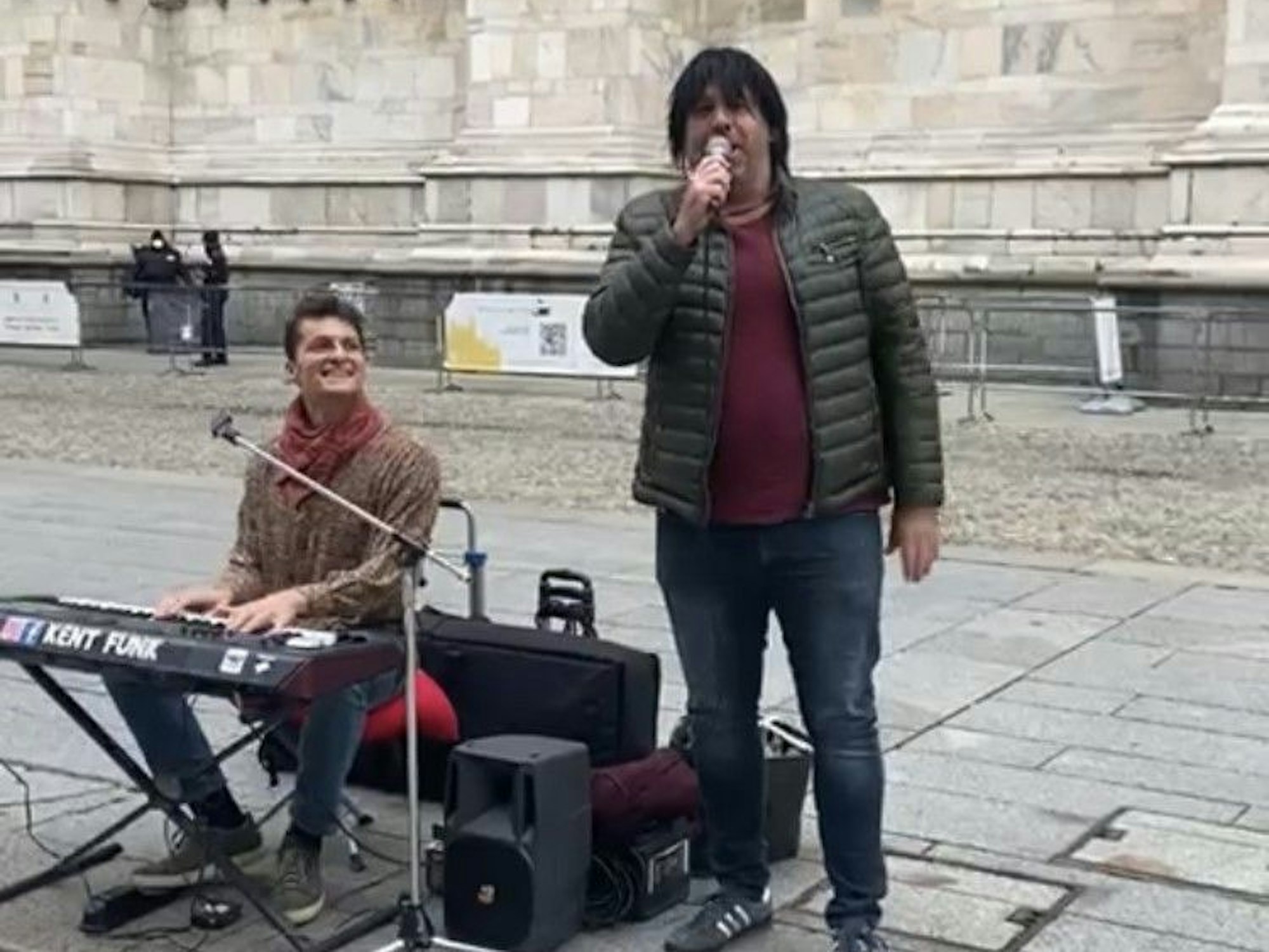 Ikke Hüftgold singt vor dem Mailänder Dom.