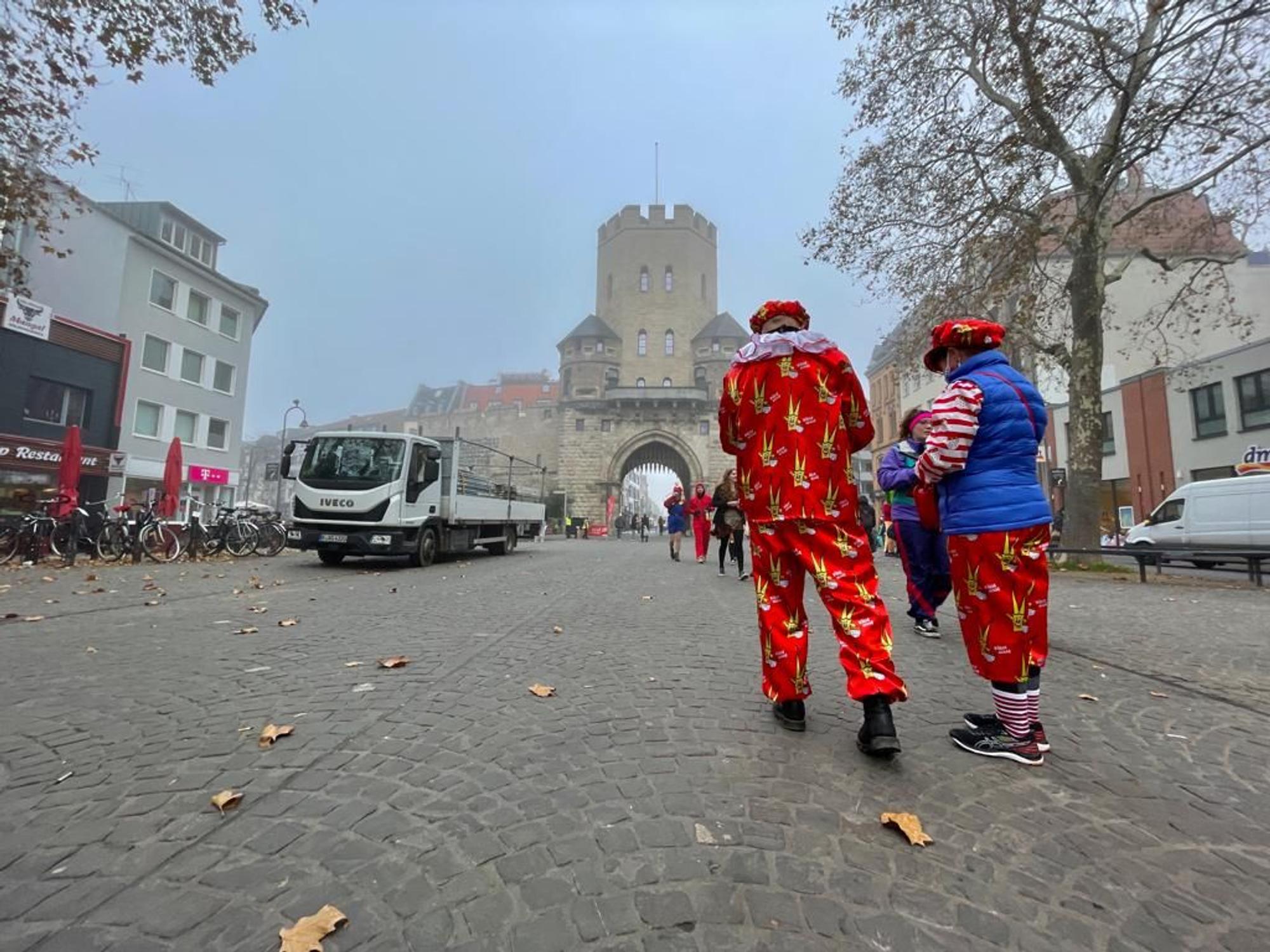 Jecke am eher einsamen Chlodwigplatz am 11.11.