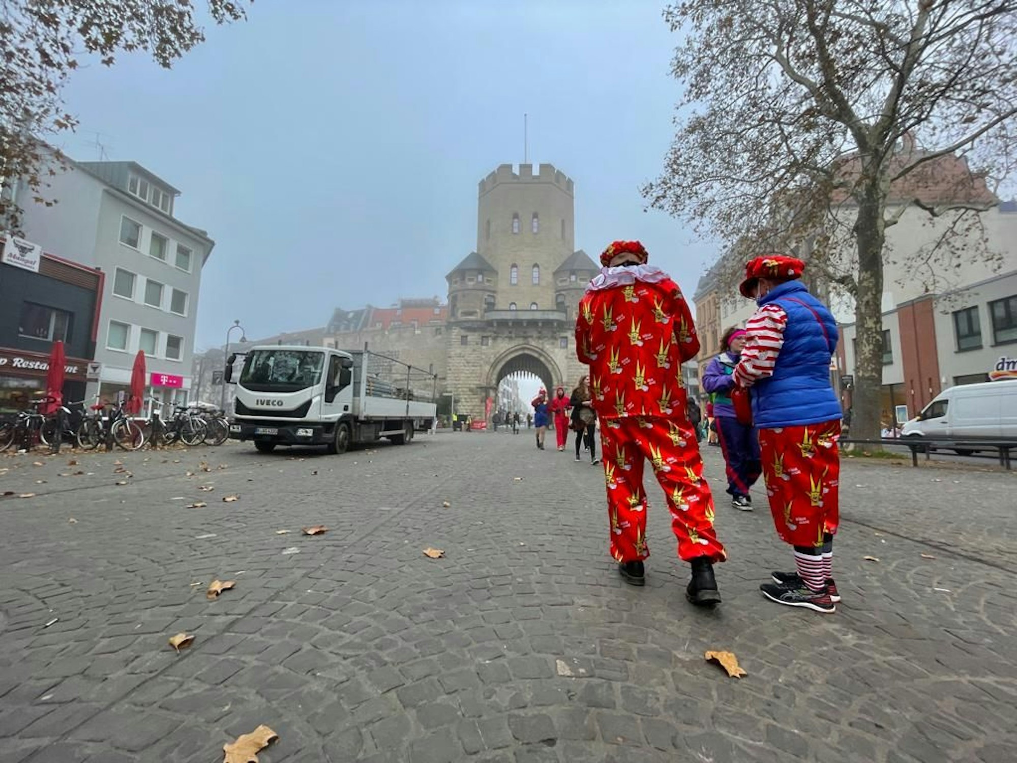 Jecke am eher einsamen Chlodwigplatz am 11.11.