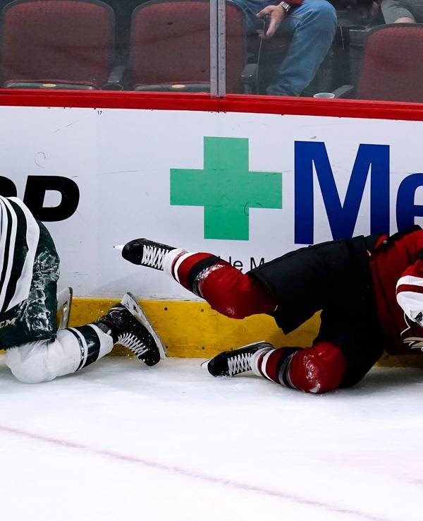 Nico Sturm (l.), in der NHL im Duell mit Jay Beagle