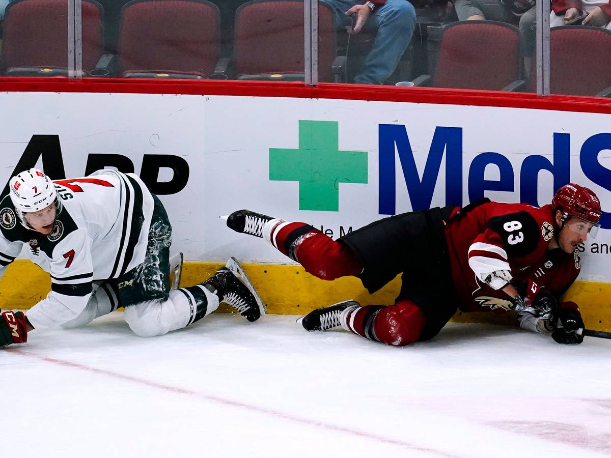 Nico Sturm (l.), in der NHL im Duell mit Jay Beagle