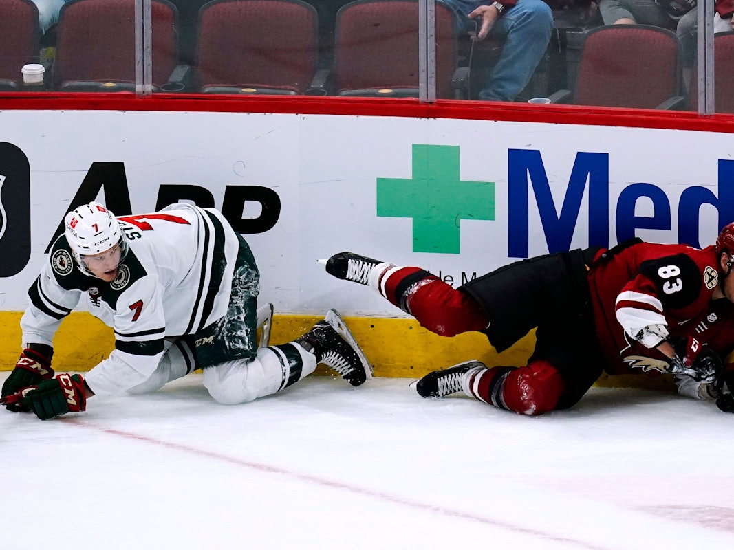 Nico Sturm (l.), in der NHL im Duell mit Jay Beagle