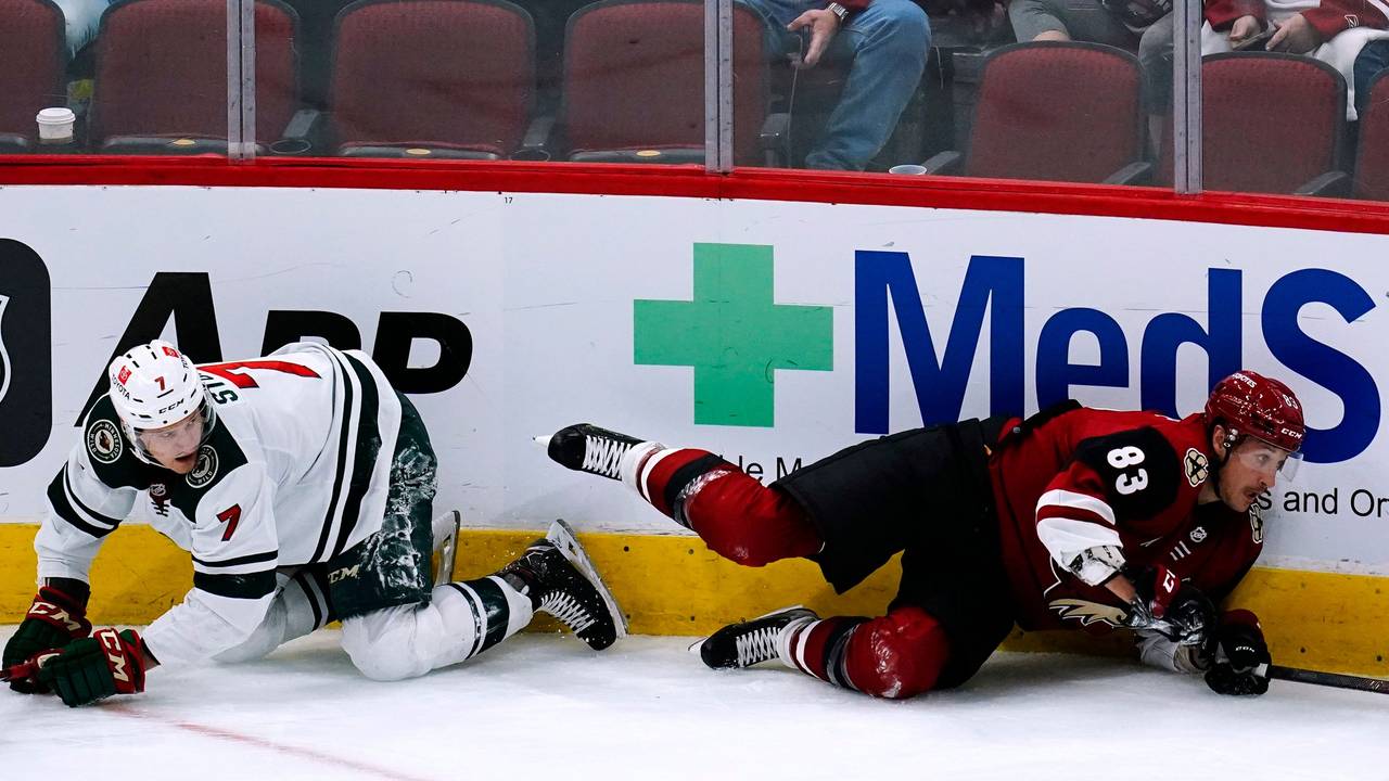 Nico Sturm (l.), in der NHL im Duell mit Jay Beagle