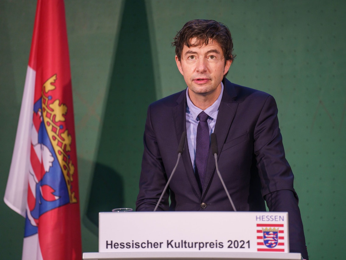 Der Virologe Christian Drosten hält im Audimax des Frankfurter Universitäts-Klinikums vor der Verleihung des Hessischen Kulturpreis die Laudatio für die beiden Preisträgerinnen.