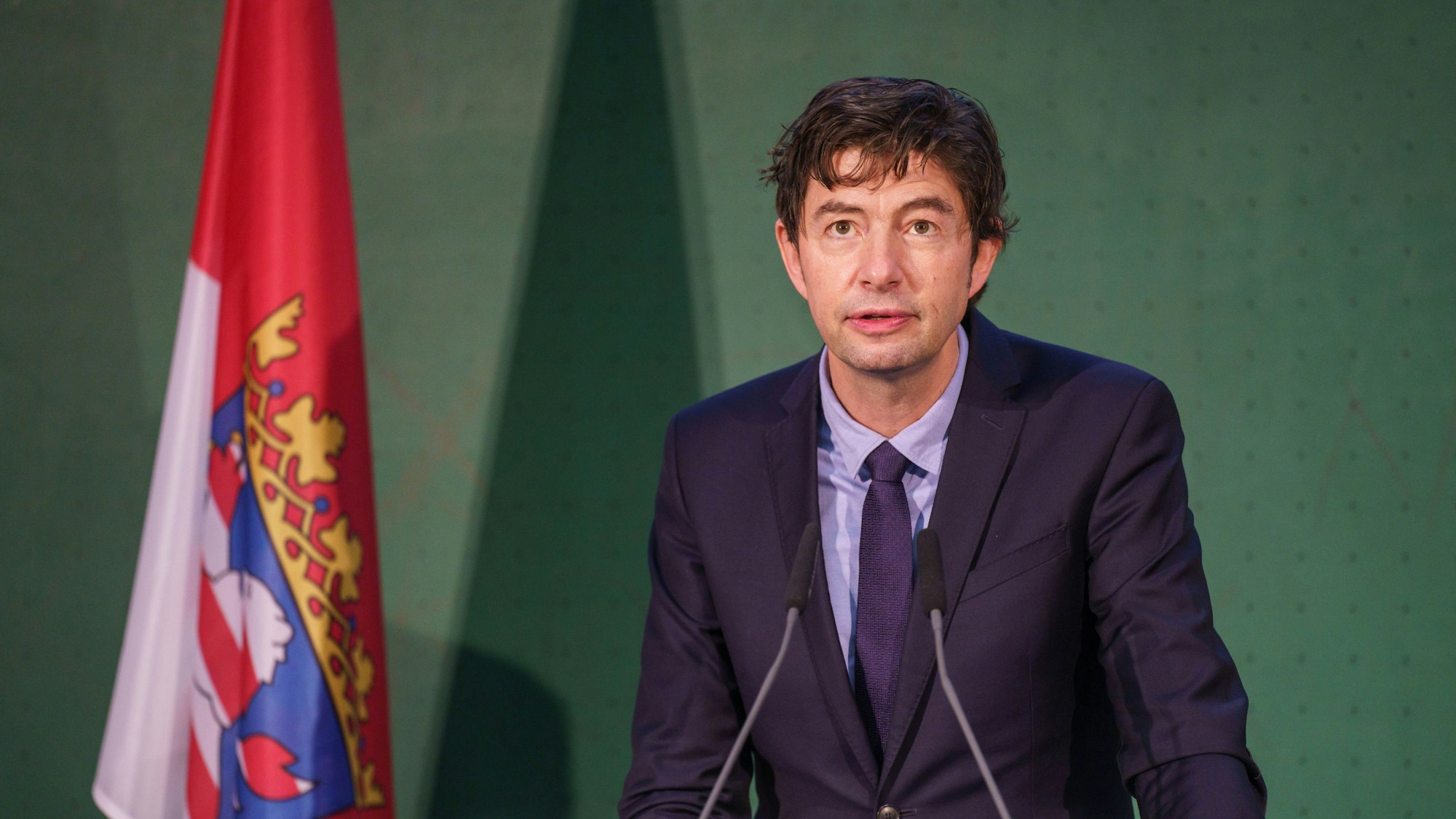 Der Virologe Christian Drosten hält im Audimax des Frankfurter Universitäts-Klinikums vor der Verleihung des Hessischen Kulturpreis die Laudatio für die beiden Preisträgerinnen.