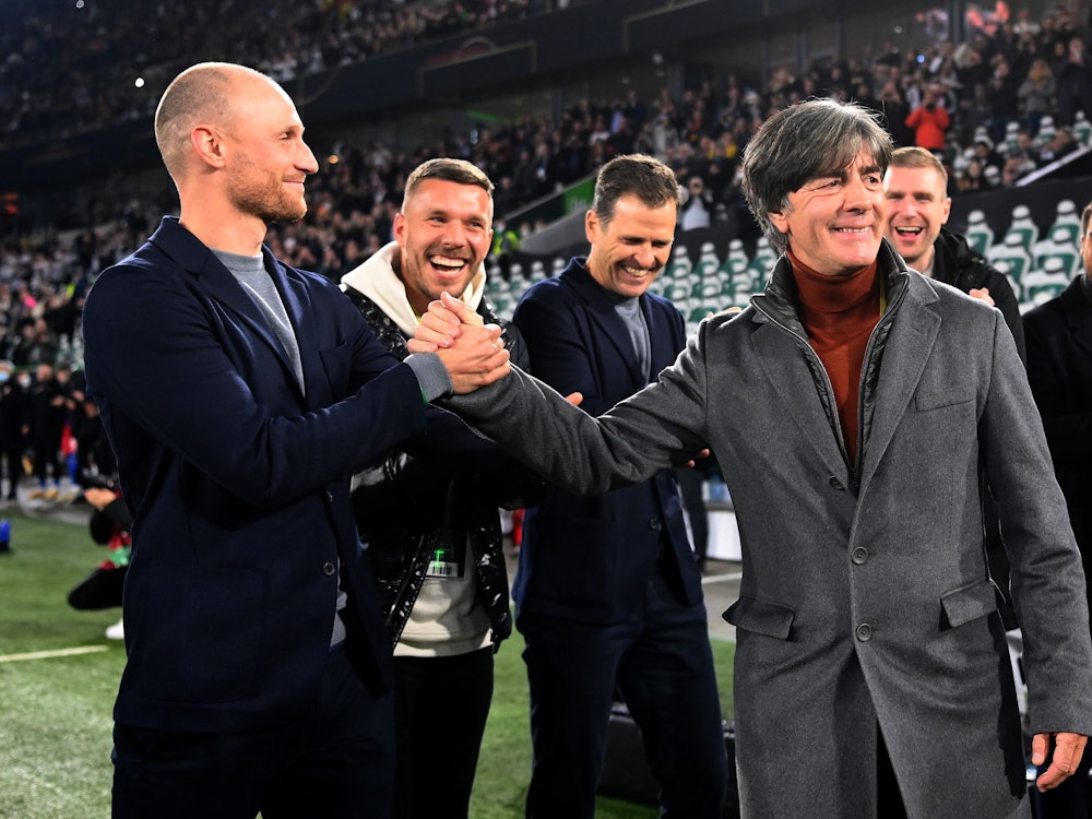 Die Ex-Spieler verabschieden sich von Joachim Löw.