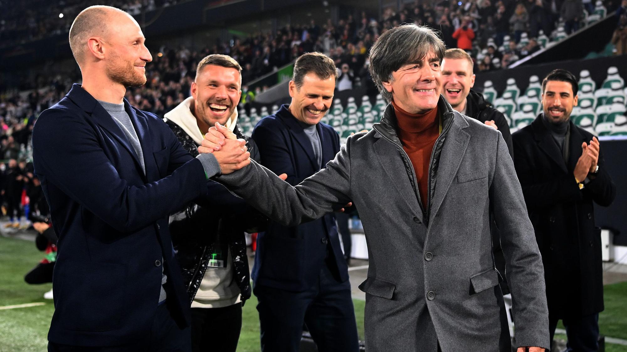 Die Ex-Spieler verabschieden sich von Joachim Löw.