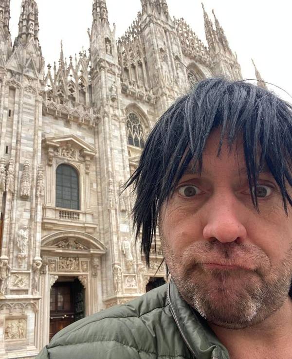 Ikke Hüftgold, hier auf einem Foto am Mailänder Dom im November 2021, will sich für den „Eurovision Song Contest“ bewerben.