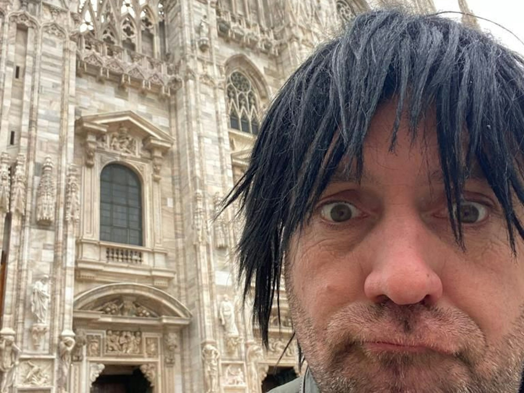 Ikke Hüftgold, hier auf einem Foto am Mailänder Dom im November 2021, will sich für den „Eurovision Song Contest“ bewerben.