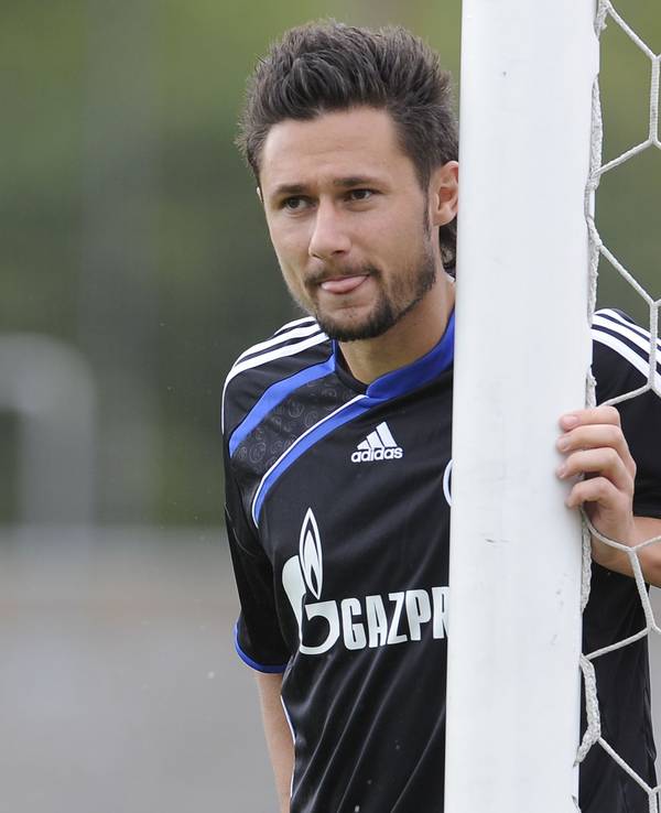 Albert Streit lehnt sich im Spiel von Schalke 04 II an den Torpfosten.