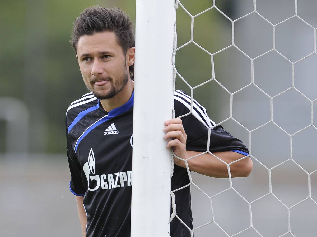 Albert Streit lehnt sich im Spiel von Schalke 04 II an den Torpfosten.