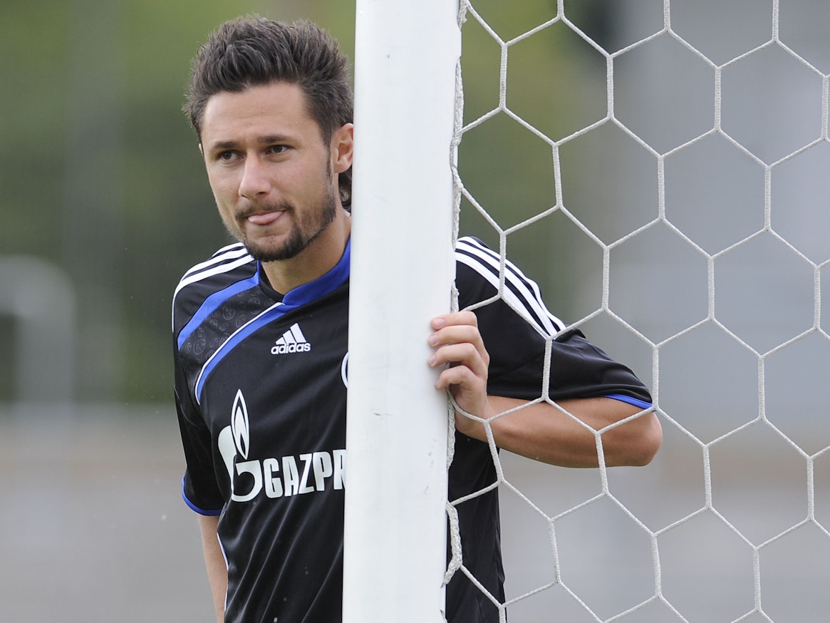 Albert Streit lehnt sich im Spiel von Schalke 04 II an den Torpfosten.