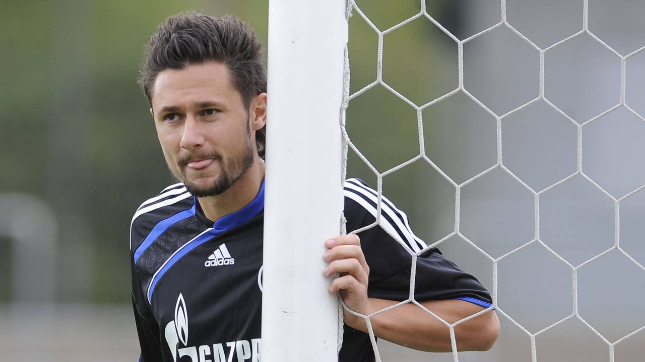 Albert Streit lehnt sich im Spiel von Schalke 04 II an den Torpfosten.