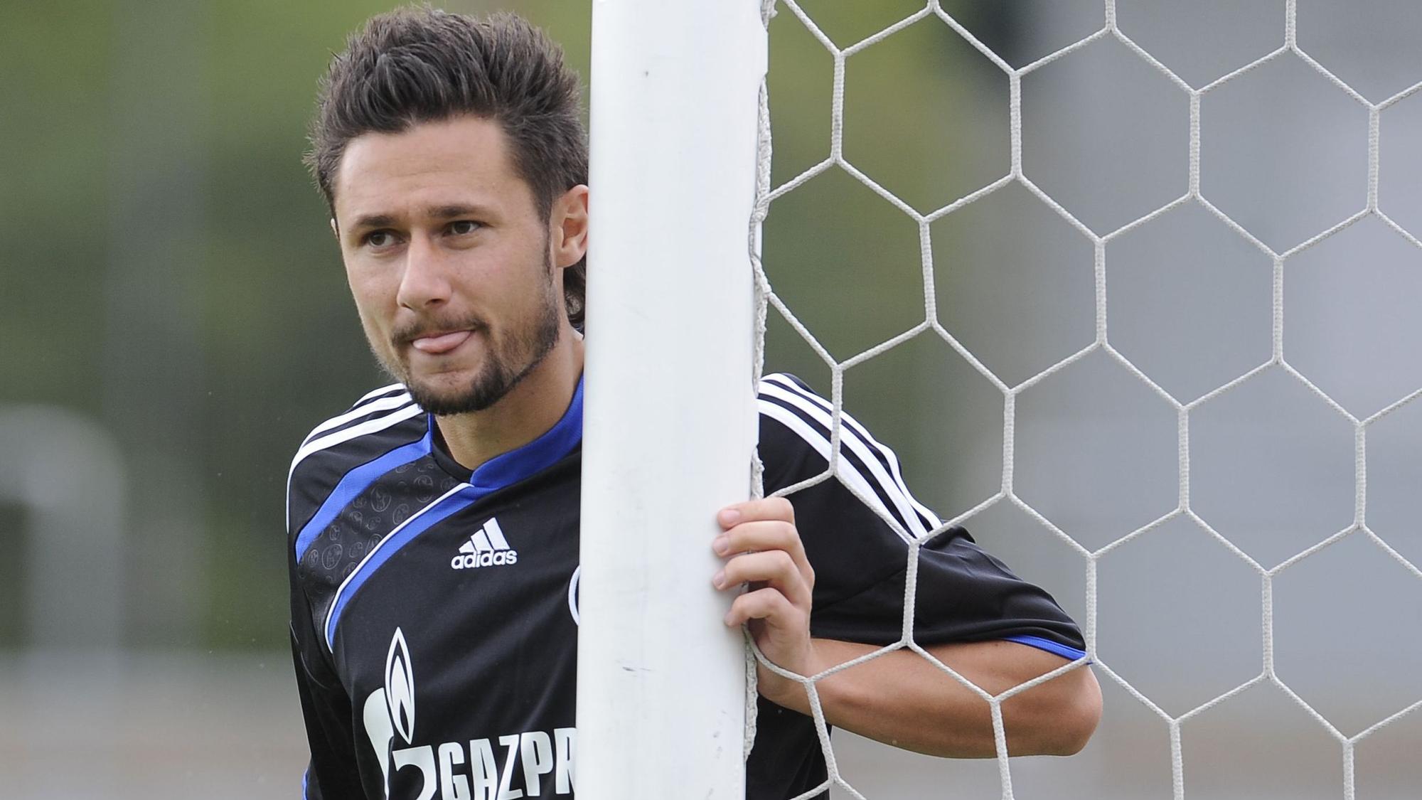 Albert Streit lehnt sich im Spiel von Schalke 04 II an den Torpfosten.