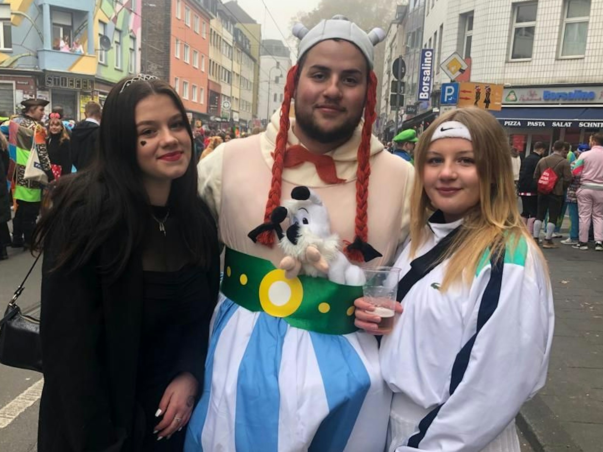 Feiern am 11.11.21 auf der Zülpicher: Julie (18), Niklas (22) und Lea (18) aus dem Kölner Süden