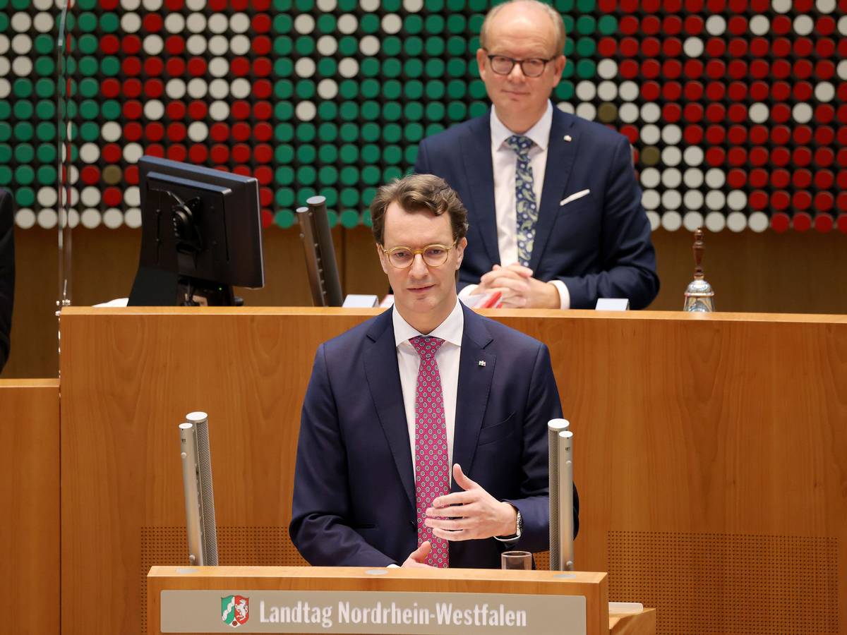 Hendrik Wüst (CDU), Ministerpräsident von Nordrhein-Westfalen, spricht im Landtag bei seiner ersten Regierungserklärung. +++ dpa-Bildfunk +++