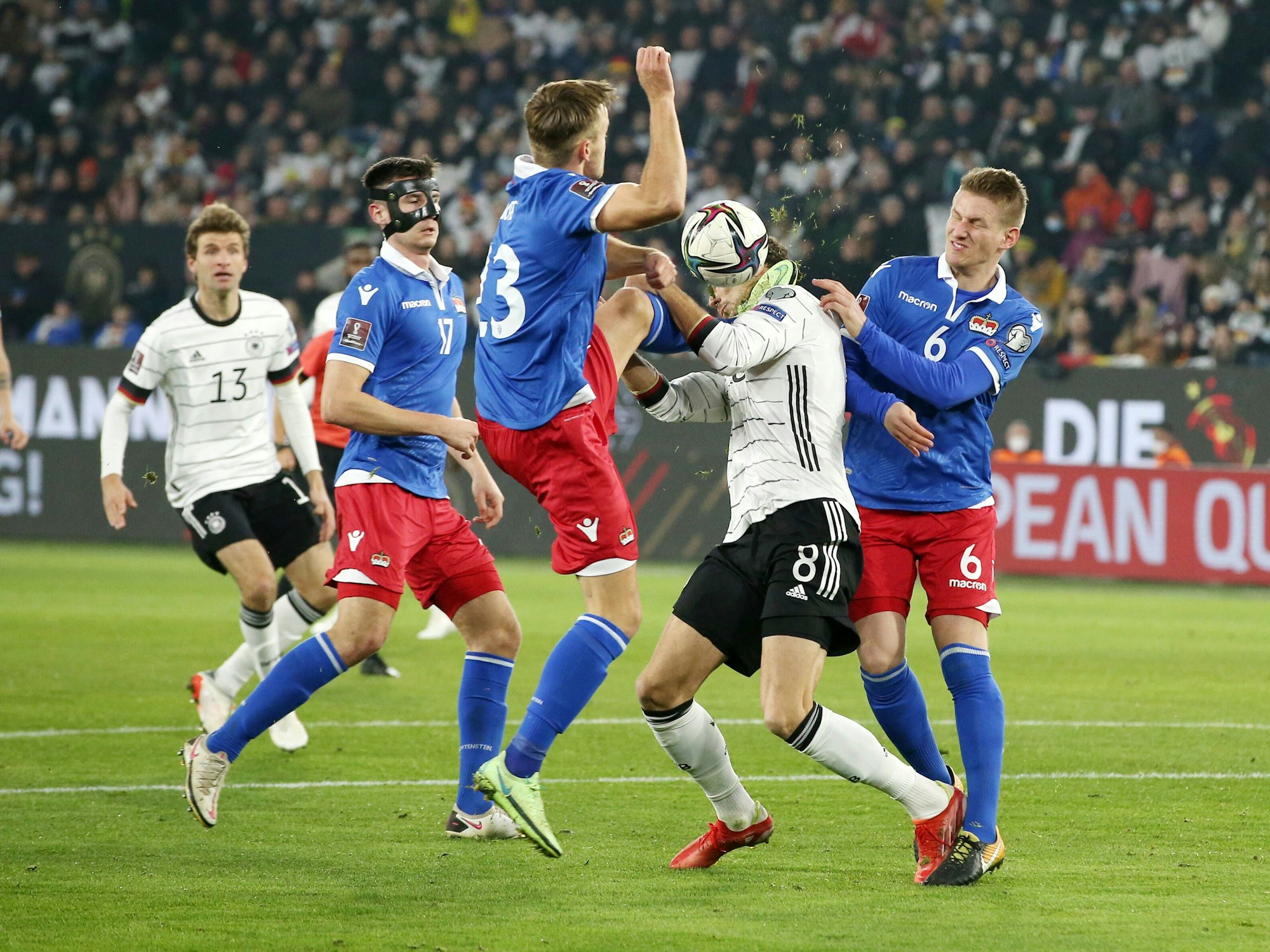 Das Foulspiel von Jens Hofer an Leon Goretzka.