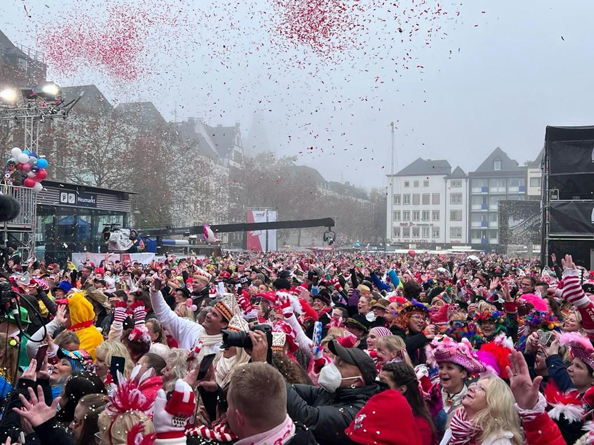 Feiernde am 11.11. um 11.11 Uhr auf dem Kölner Heumarkt