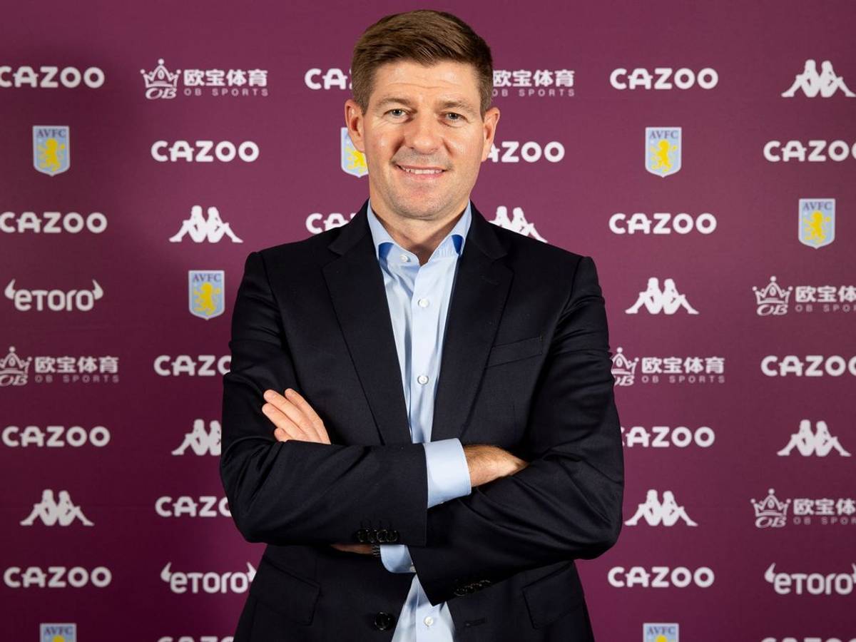 Steven Gerrard posiert bei seiner Vorstellung als Trainer von Aston Villa