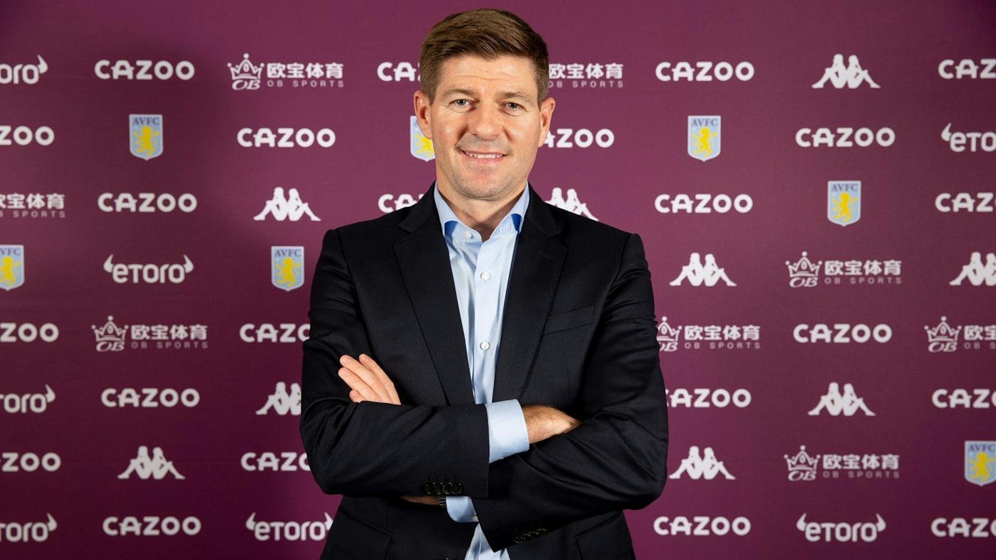 Steven Gerrard posiert bei seiner Vorstellung als Trainer von Aston Villa