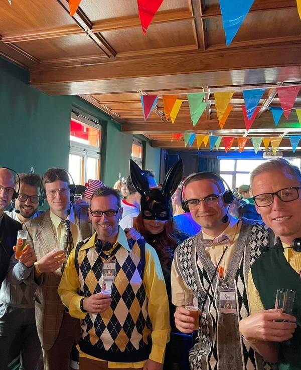 Steffen Baumgart feiert Karneval in Köln.