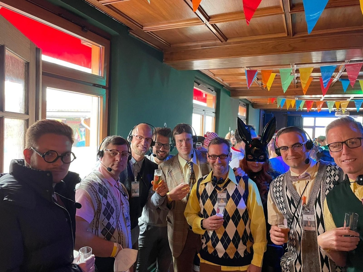 Steffen Baumgart feiert Karneval in Köln.