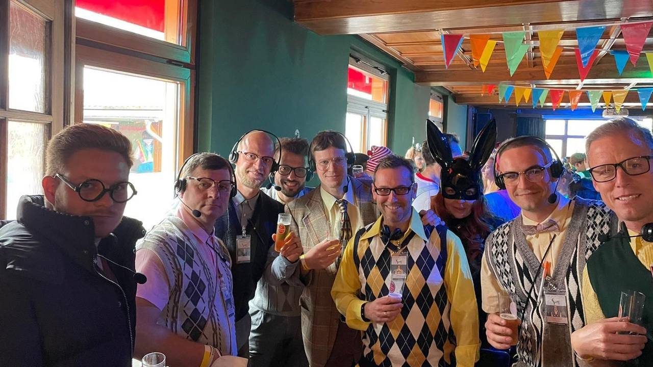 Steffen Baumgart feiert Karneval in Köln.