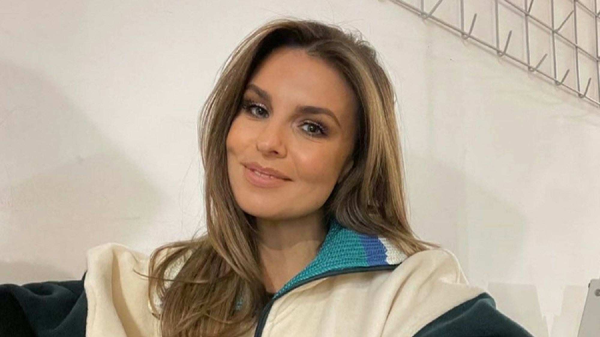 DAZN-Moderatorin Laura Wontorra posiert für ein Selfie