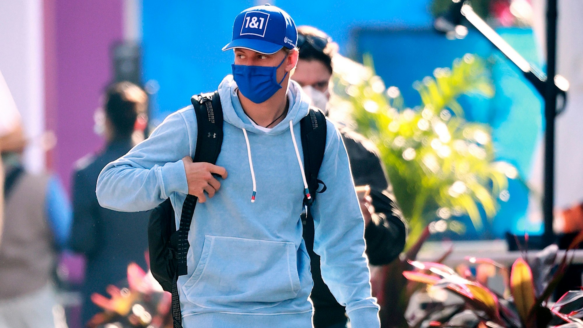 Der Formel-1-Fahrer Mick Schumacher kommt ins Fahrerlager.