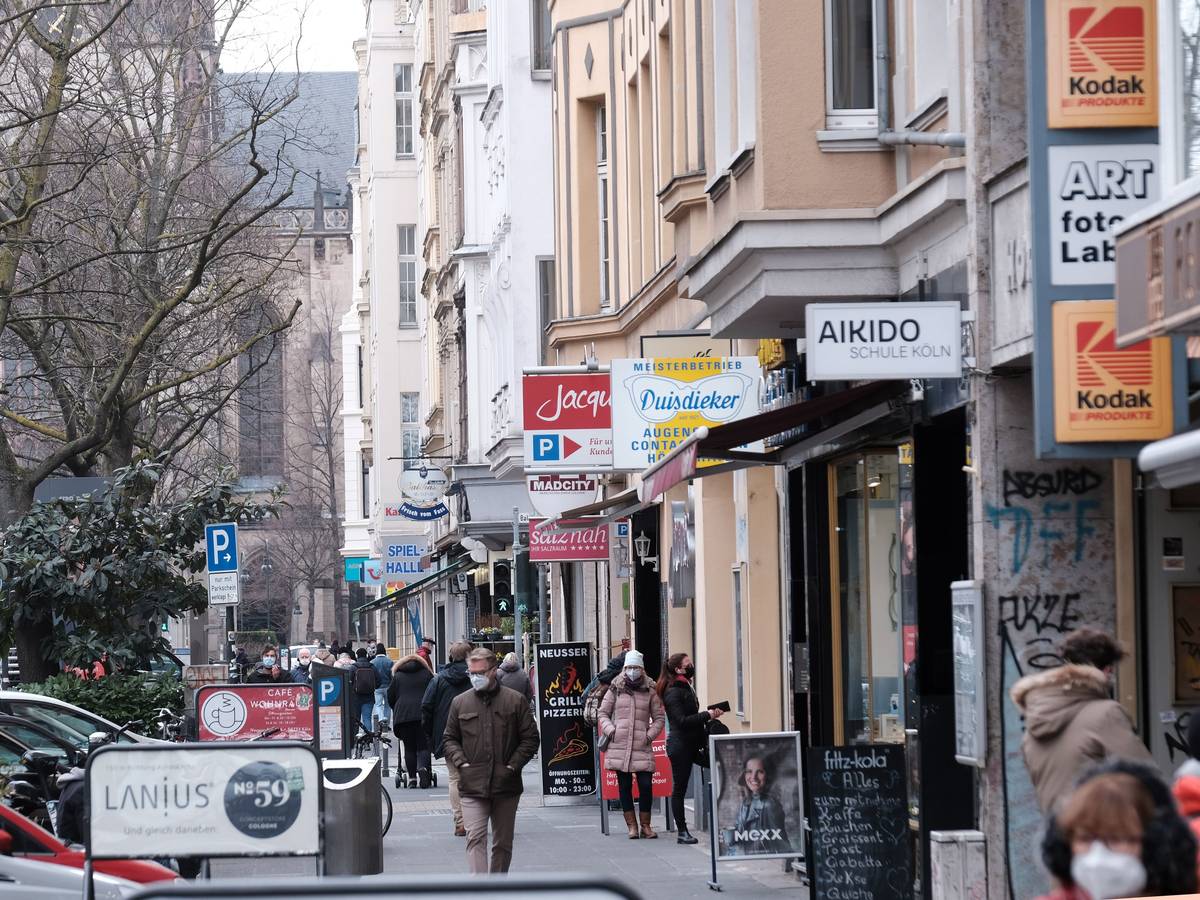 Einzelhandelsgeschäfte auf der Neusser Straße in Köln