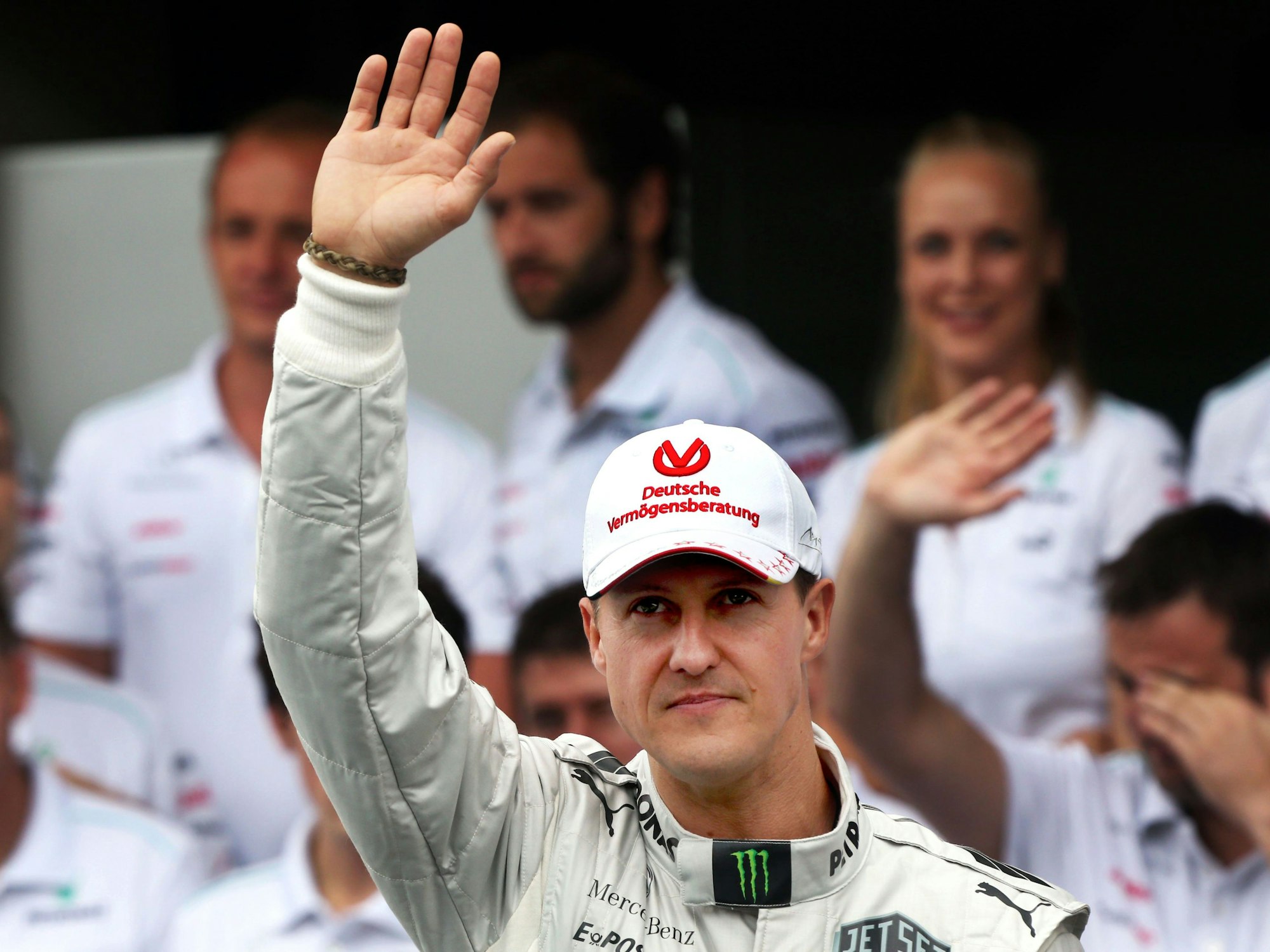 Der damalige Mercedes-Pilot Michael Schumacher winkt bei seinem letzten Formel-1-Rennen auf dem Autodromo Jose Carlos Pace in Sao Paulo.