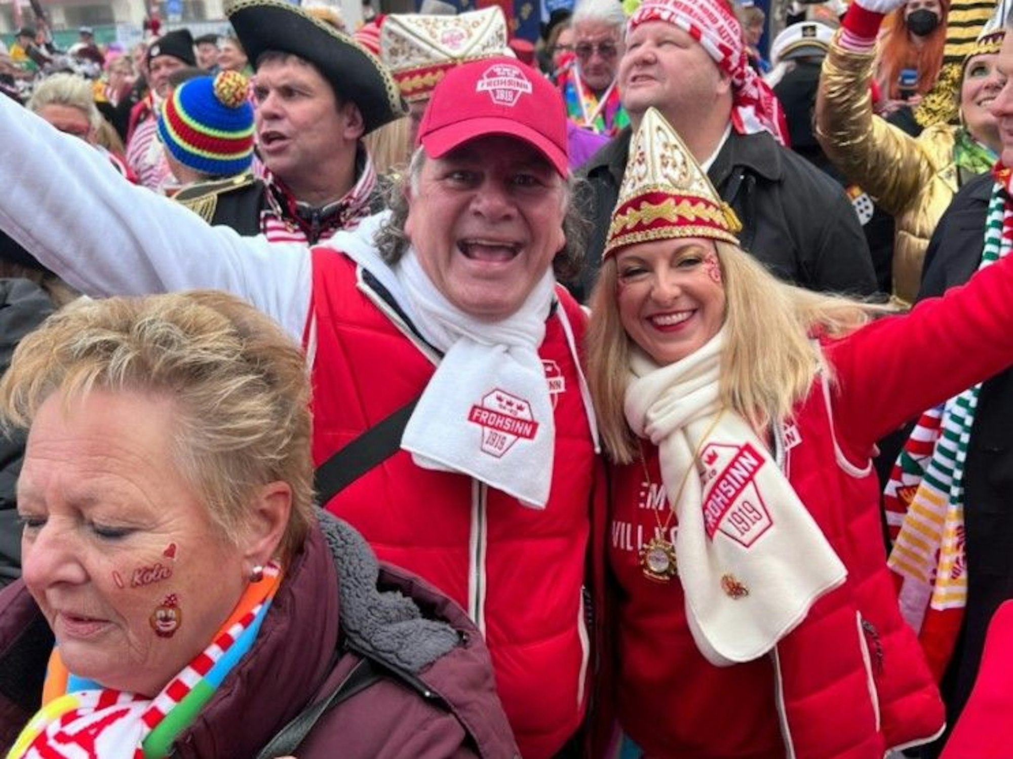 „Das tut so gut, Kölle hat den Fastelovend wieder“, waren sich Tanja und Oli von der KG Frohsinn von 1919 einig. In einer großen Gruppe feiert man auf dem Heumarkt.